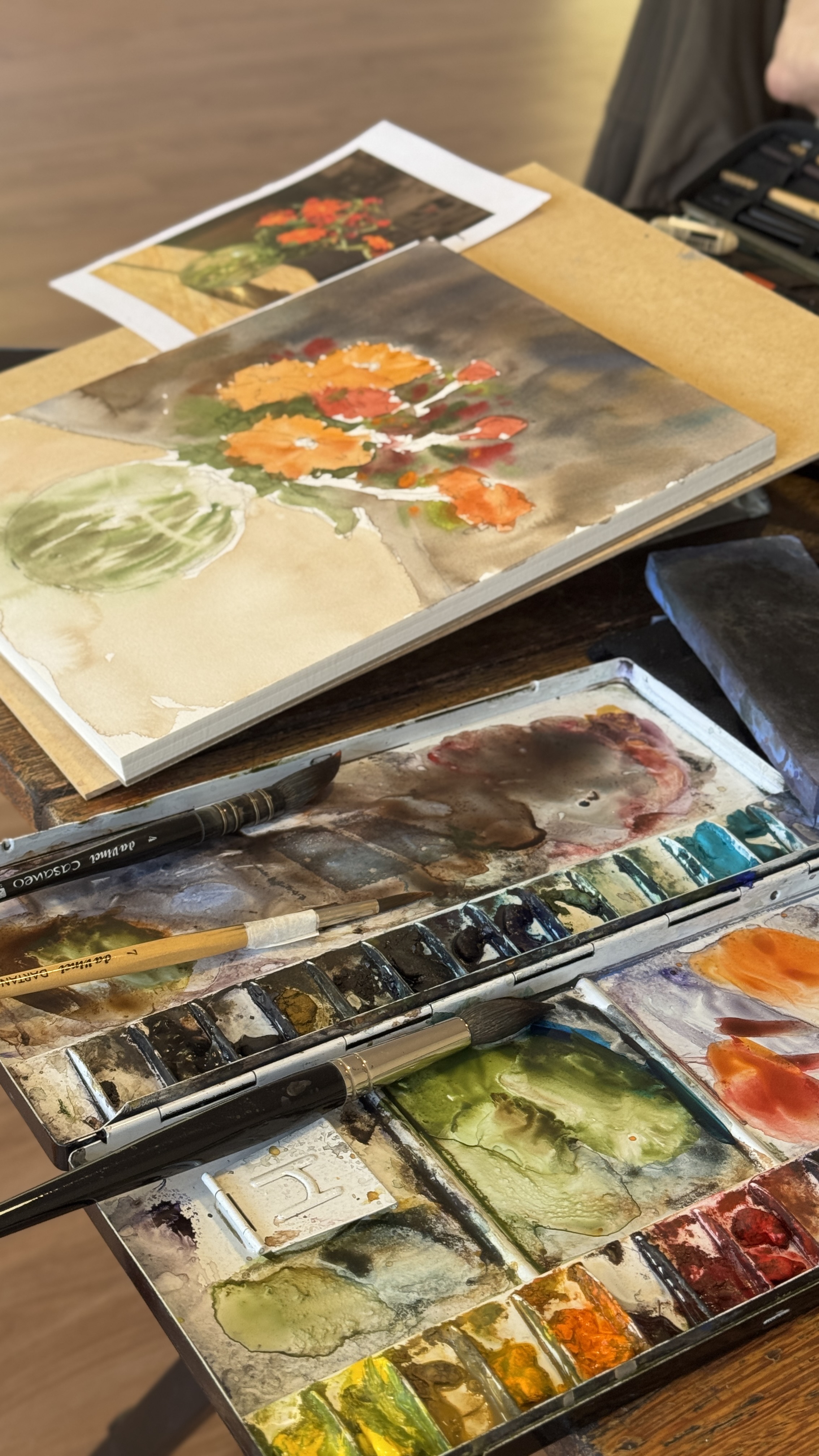 Material de aquarela sobre a mesa